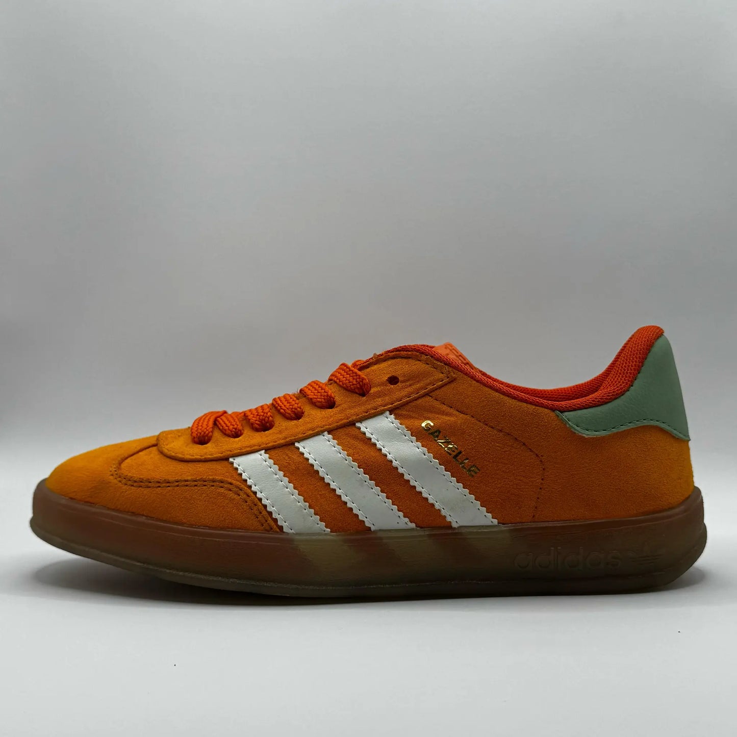 TÊNIS RETRÔ EM CAMURÇA ELEGANTE