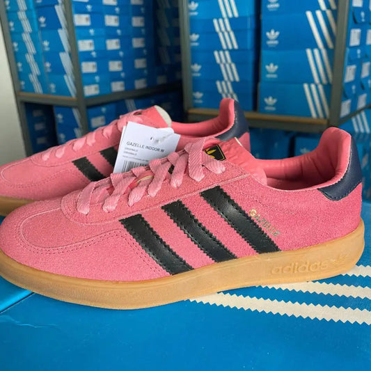 TÊNIS RETRÔ EM CAMURÇA ELEGANTE