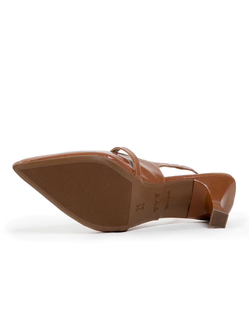 Scarpin slingback verniz caramelo