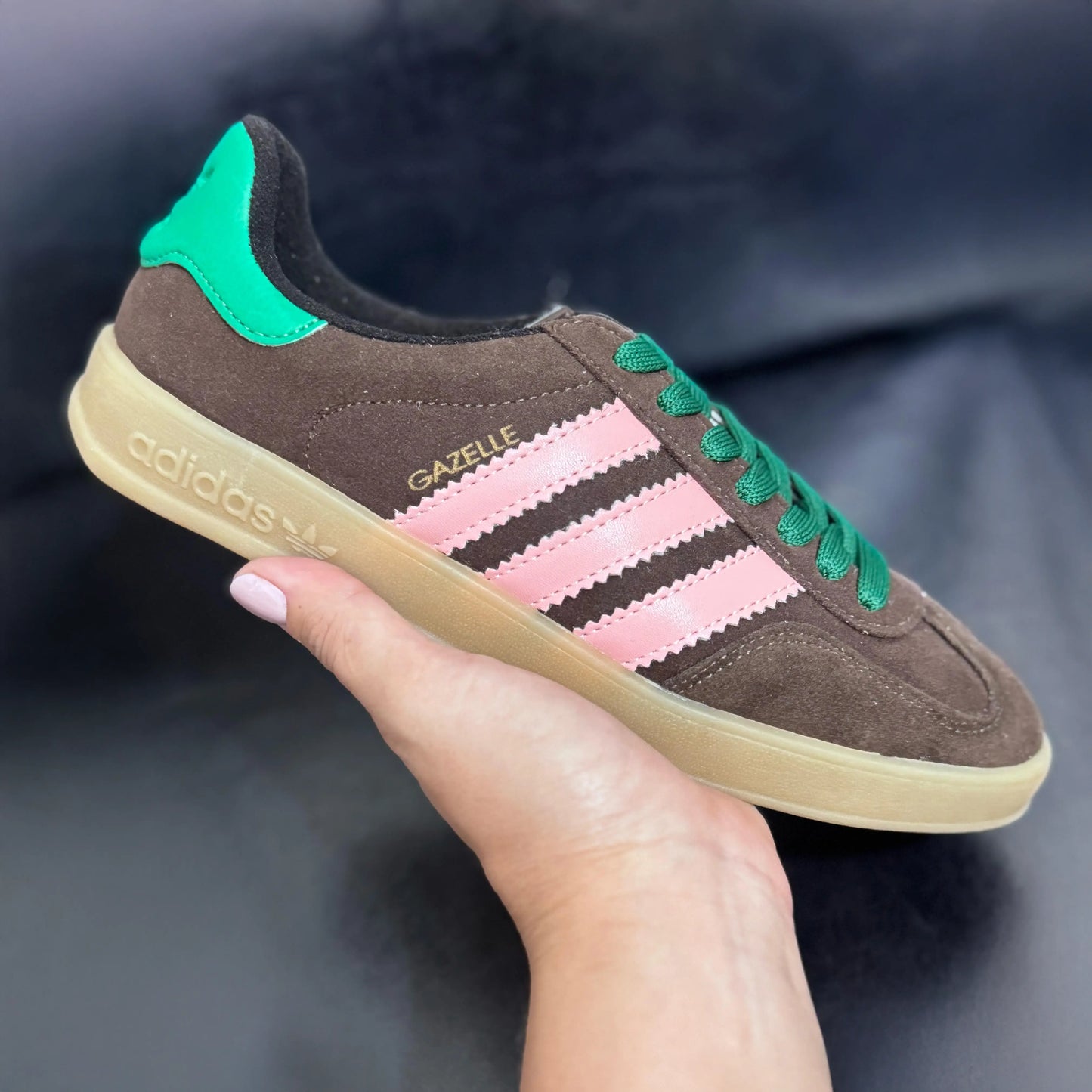 TÊNIS RETRÔ EM CAMURÇA ELEGANTE