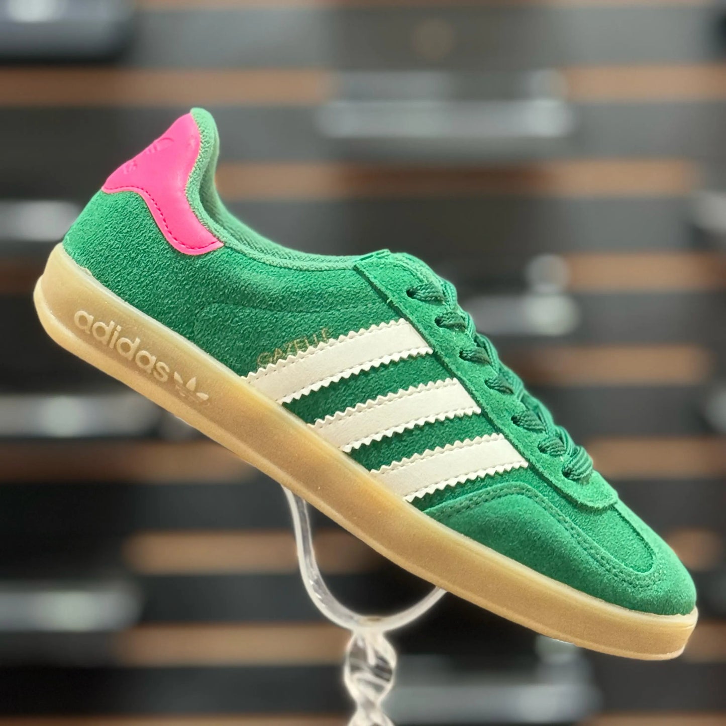 TÊNIS RETRÔ EM CAMURÇA ELEGANTE